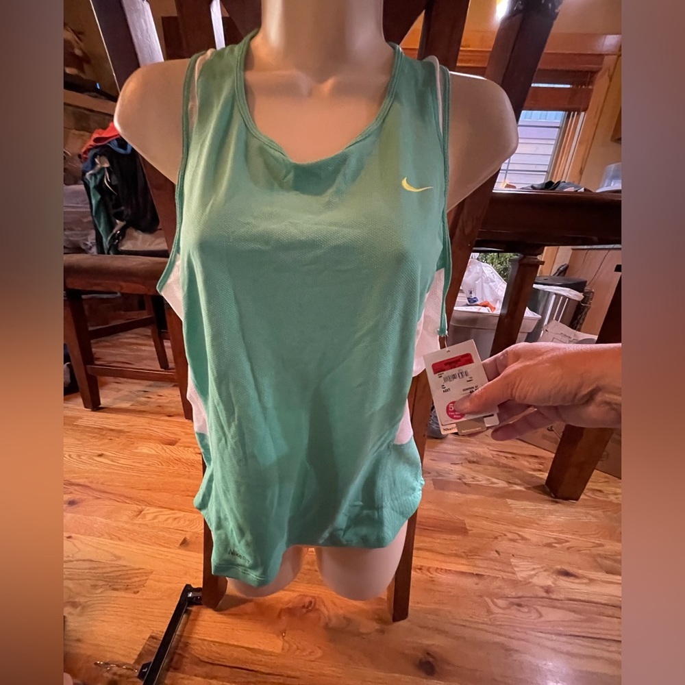 Nike tank reflective NWT L